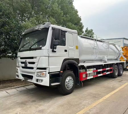 Un bon prix. HOWO Heavy Duty 6 roues Camion d'égout 10CBM Volume du réservoir Couleur rouge Manche gauche en ligne