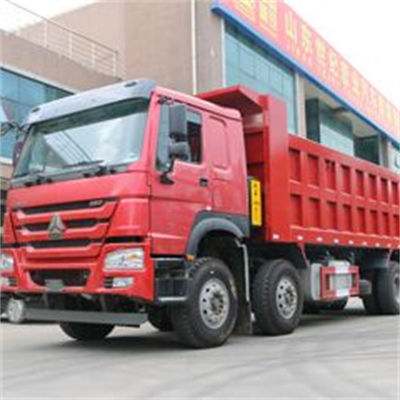 Un bon prix. Howo 8x4 300L Tank Dump Truck avec 380 chevaux et moteur standard d'émission Euro II modèle Wd615.47 en ligne