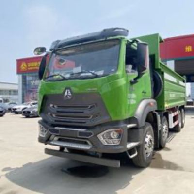 Un bon prix. Sinotruk HOWO NX 8x4 déchargeuse d'occasion 50 tonnes avec bâche et réservoir de carburant de 400L en ligne